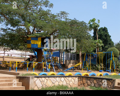 Une aire de jeux pour enfants à une école maternelle dans une banlieue de Kampala, Ouganda Banque D'Images