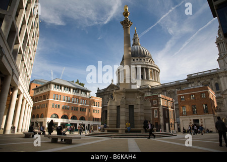 Paternoster Square avec St Paul's Dome dans l'arrière-plan et le Square Paternoster Colonne dans l'avant-plan de Londres, Angleterre. Banque D'Images