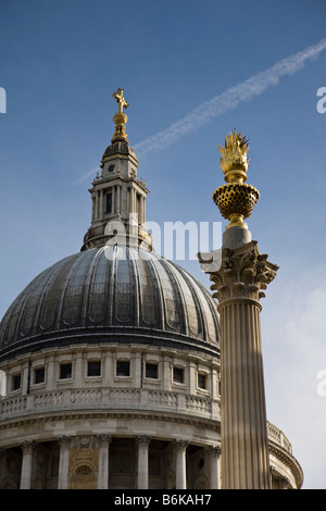 Le dôme de la Cathédrale St Paul juxtaposée à la colonne place Paternoster, Londres, Angleterre. Banque D'Images