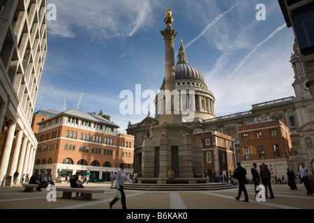 Paternoster Square avec le dôme de St Paul au contexte & Paternoster Square Colonne dans l'avant-plan, Londres, Angleterre. Banque D'Images