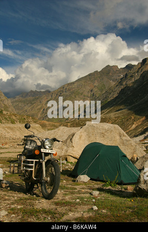 Enfield dans l'Himalaya Indien Banque D'Images