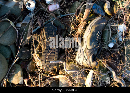 Formation sur la plage chaussures jetées à Donegal, Irlande. Banque D'Images