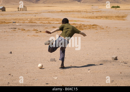 African boy jouant footbal Banque D'Images