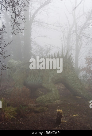 Dinosaure dans la brume à Crystal Palace Park Banque D'Images
