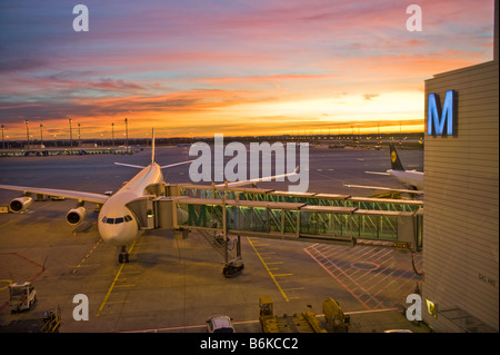 L'aéroport international de Munich Franz Josef Strauss Strauss FJS coucher du soleil lumière du matin morninglight avion avion tour sun M lan bande Banque D'Images