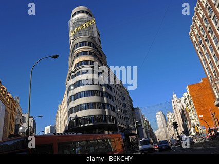 La Corneille noire avec le Schweppes signe sur la Gran Via à Madrid, Espagne Banque D'Images