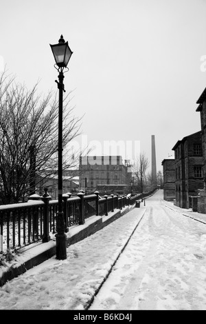 La neige recouvre Albert exposée et sels Mill, Saltaire, West Yorkshire Banque D'Images