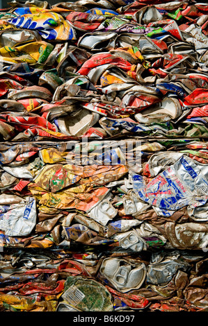 Le musée d'Israël libyenne de recyclage d'aluminium boîtes écrasés en blocs pour être utilisé comme un canapé Banque D'Images