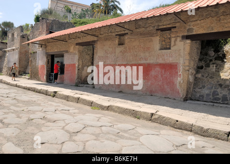 Les habitants de Pompéi mangeaient leurs repas sur le pouce. Un fast-food et des publicités peintes sur le mur, Pompéi, Italie. Banque D'Images