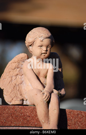 Brown angel statue sur une pierre tombale d'un enfant Banque D'Images