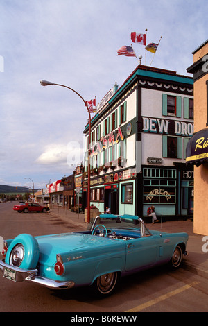 Un 1956 Ford Thunderbird Convertible stationné à l'extérieur de l'Hôtel 'Alaska', Dawson Creek, dans le nord-est de la Colombie-Britannique, British Columbia, Canada Banque D'Images