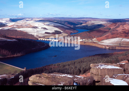 Ladybower reservoir de bamford edge hiver neige derbyshire peak district national park angleterre GO Banque D'Images