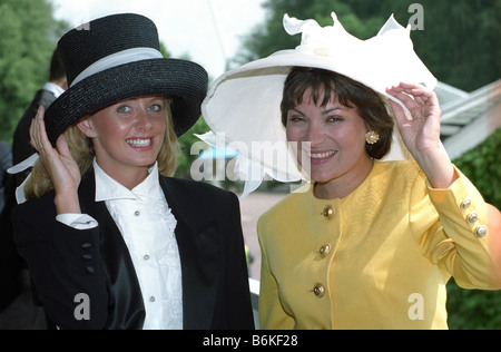 Les présentateurs de télévision Lorraine Kelly droit et météo girl Sally Meen à Royal Ascot ladies day 1993 Banque D'Images