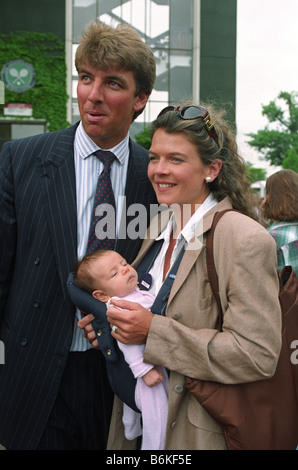 Ancien joueur de tennis Annabel Croft et son mari Mel Coleman avec leur premier bébé ambre à Wimbledon en 1994 Banque D'Images