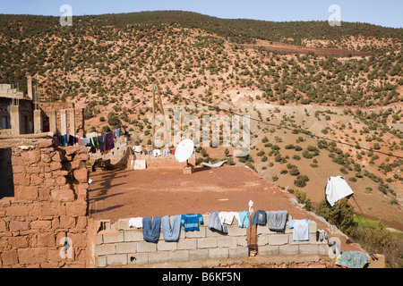 Sidi Faress Décembre Maroc maison de village de montagne traditionnel berbère toit avec le lavage et l'antenne satellite Banque D'Images