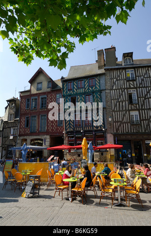 Rennes Bretagne France médiévale colorées à colombages de bâtiments donnant sur cafe tables sur place Sainte Anne Banque D'Images