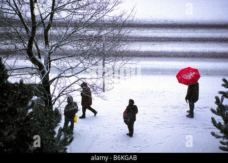 Les usagers en attente d'un Bus à un arrêt d'autobus en hiver à Vancouver British Columbia Canada Banque D'Images