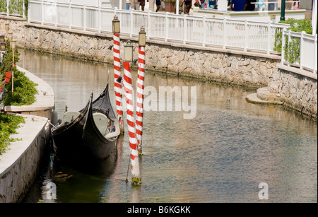 Gondola docked in canal situé à Cancun au Mexique Banque D'Images