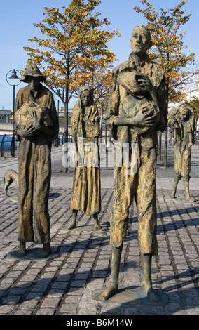 La famine des sculptures de Rowan Gillespie, commémorant les victimes de la grande famine en Irlande, sur Custom House Quay, Dublin. Banque D'Images