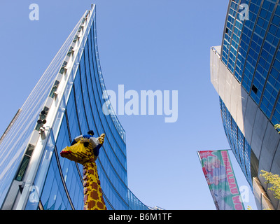 Grande ville, Legoland giraffe at Potsdamer Platz à Berlin, Allemagne. Banque D'Images