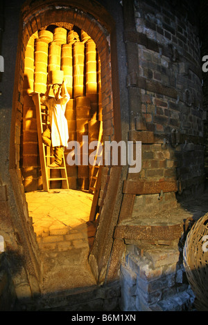 Un mannequin d'un porte-nageoire à l'intérieur d'un four à bouteilles ou d'un four au Gladstone Pottery Museum, à Longton, Stoke-on-Trent, personnel Banque D'Images