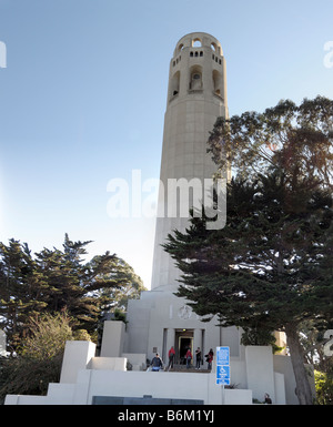 Coit Tower, San Francisco California USA, nommé en l'honneur de Lillie Hitchcock Coit, dont le legs l'a financé. Banque D'Images