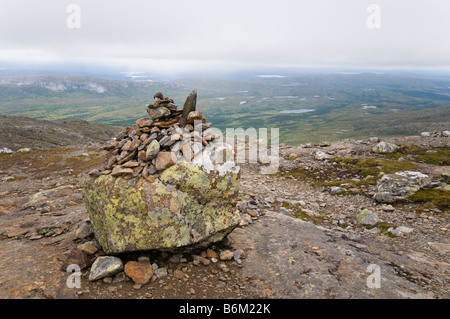 Cairn sur le flanc de colline sur le mont Åreskutan en Suède. Banque D'Images