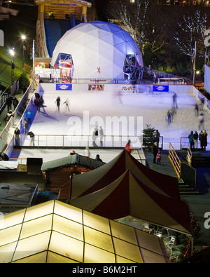 La féerie d'hiver patinoire en plein air, les jardins de Princes Street, Ville d'Édimbourg, Écosse. Banque D'Images