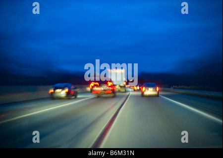Les voitures sur l'autoroute de nuit avec Motion Blur Banque D'Images