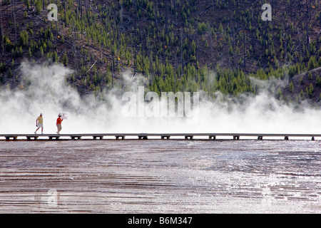 Les visiteurs du parc à pied sur la promenade le long de Grand Prismatic Spring, Midway Geyser Basin, Parc National de Yellowstone, Wyoming, USA Banque D'Images