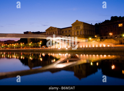 L'Universidad de Deusto et le Puente Pedro Arrupe réfléchir sur la Ría de Bilbao à Bilbao, en Espagne. Banque D'Images