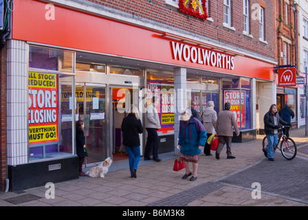 Magasin Woolworths en Beccles, Suffolk, Royaume-Uni avec les clients et les gens de l'extérieur en décembre 2008 juste avant qu'elle ferme enfin Banque D'Images