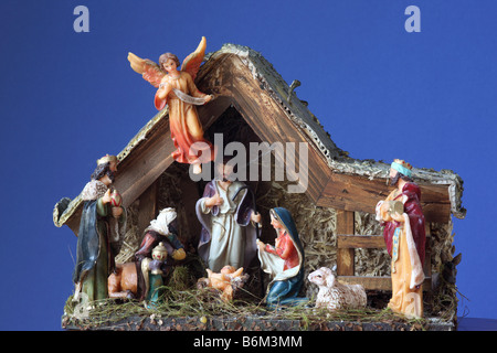 Gros plan d'une scène de Noël Nativité sur un fond bleu Uni Banque D'Images