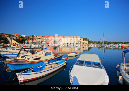 Bateaux au port de plaisance à Supetar, Croatie Banque D'Images