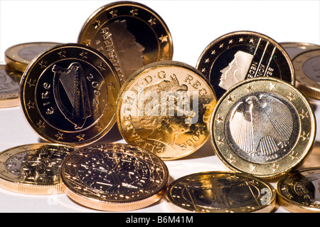 Nouvelles pièces en euros de différents pays entourant British pound coins Banque D'Images