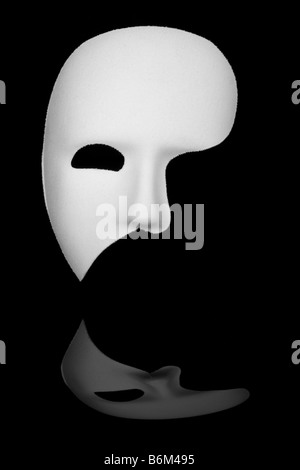 Le fantôme de l'opéra blanc demi masque de visage isolé sur fond noir Banque D'Images