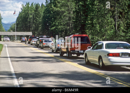 Voitures faire la queue à l'entrée ouest du Parc National de Yellowstone, Montana, USA. Banque D'Images