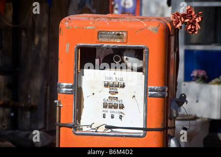 Ancienne pompe à gaz trouvé dans Seligman, Arizona Banque D'Images