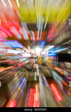 Zoomé Lumières floues on city street à Hong Kong, Chine Banque D'Images