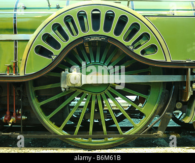 Roue de locomotive à vapeur unique Stirling dans le National Railway Museum, York, Angleterre. Banque D'Images