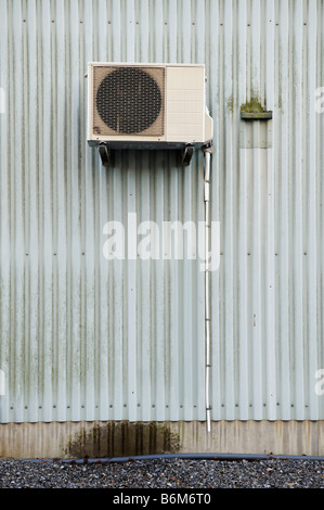 Unité de climatisation extérieur sur mur ondulé Banque D'Images