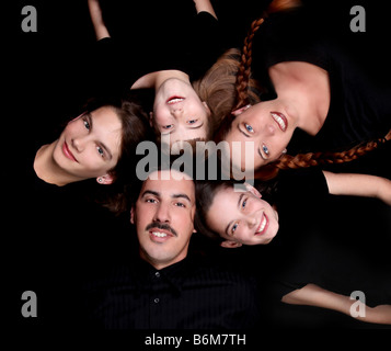 Famille de 5 Portrait couché dans un cercle sur fond noir Banque D'Images