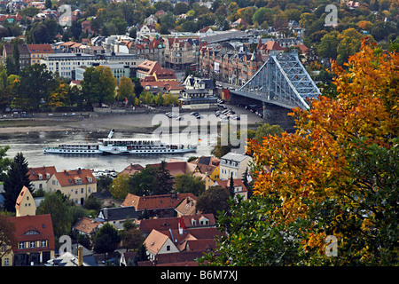 Vue sur Loschwitz de Dresde, en Allemagne, avec un vapeur sur l'Elbe Banque D'Images