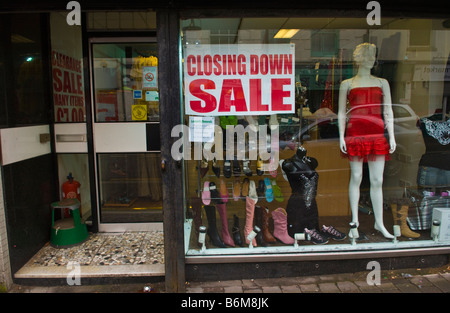 La fermeture de la vente à womens clothes shop Aberdare South Wales UK Banque D'Images