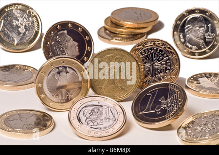 Nouvelles pièces en euros de différents pays, vieille British pound coins Banque D'Images