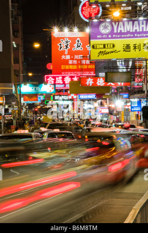 Zoomé Lumières floues on city street à Hong Kong, Chine Banque D'Images