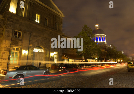 Une rue dans le Vieux Montréal de nuit avec la marche Bonsecours Banque D'Images