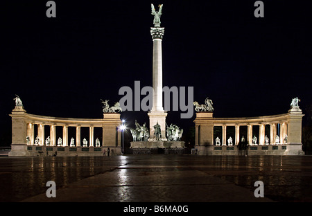 La Place des Héros avec le Monument millénaire, à Budapest, Hongrie, illuminé la nuit Banque D'Images