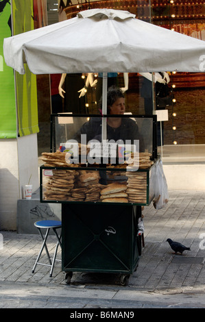 Strret stall Vente de pain dans le quartier Plaka d'Athènes. Banque D'Images