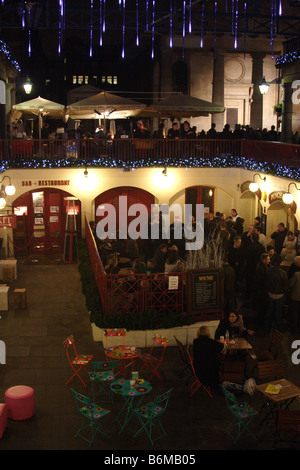 Café à l'intérieur de marché couvert de Covent Garden Noël 2008 Banque D'Images